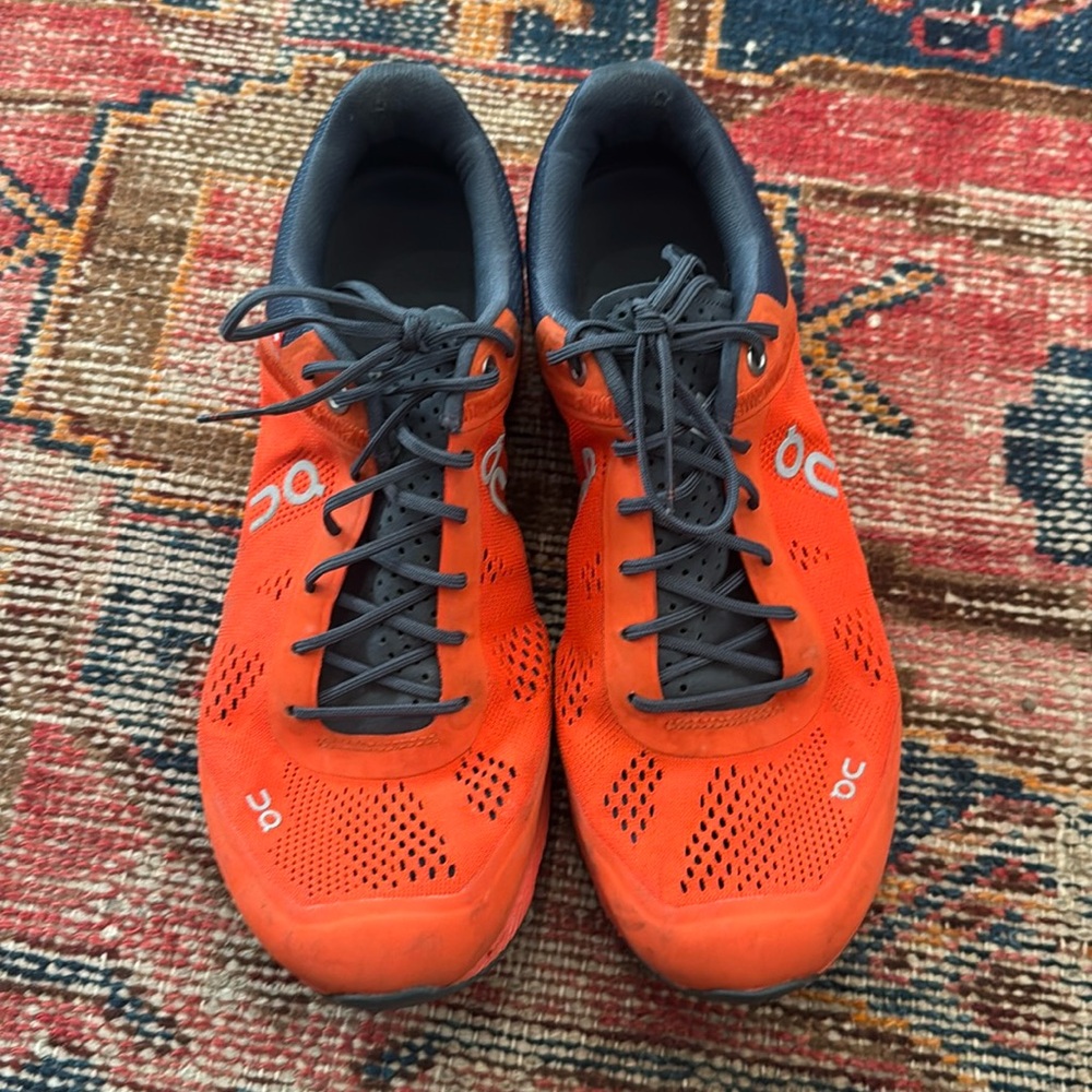 Men's ON shoes Size 7.5